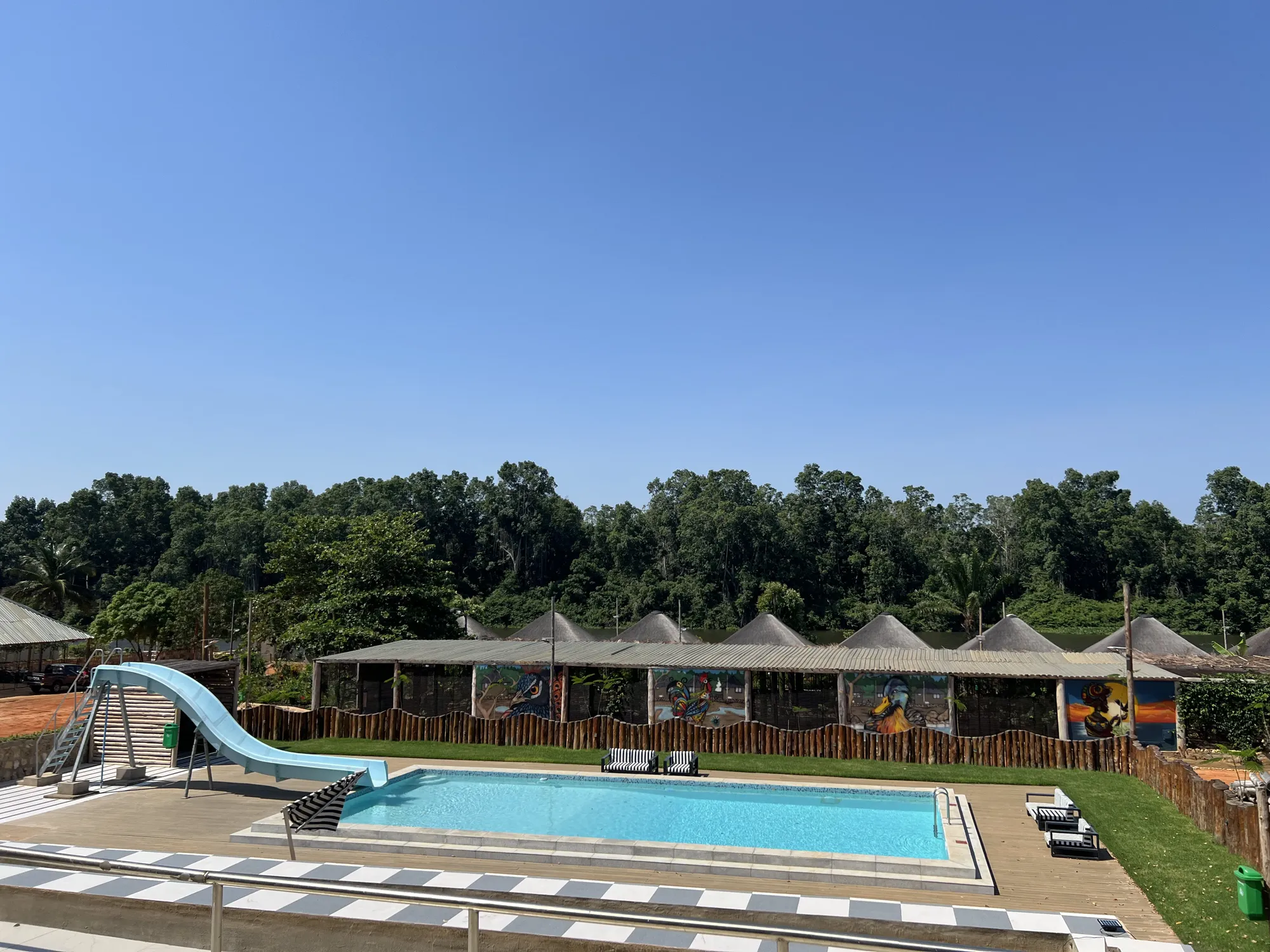 Swimming pool with river-view mural fence